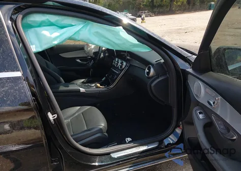 2021 Mercedes-Benz C 300 Sedan z USA, uszkodzony, nr VIN W1KWF8DB2MR651527